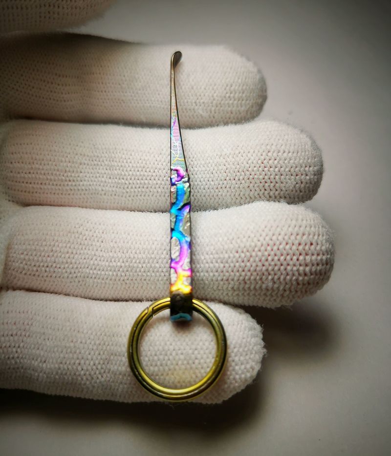 Small - sized buckle earpick made of titanium alloy