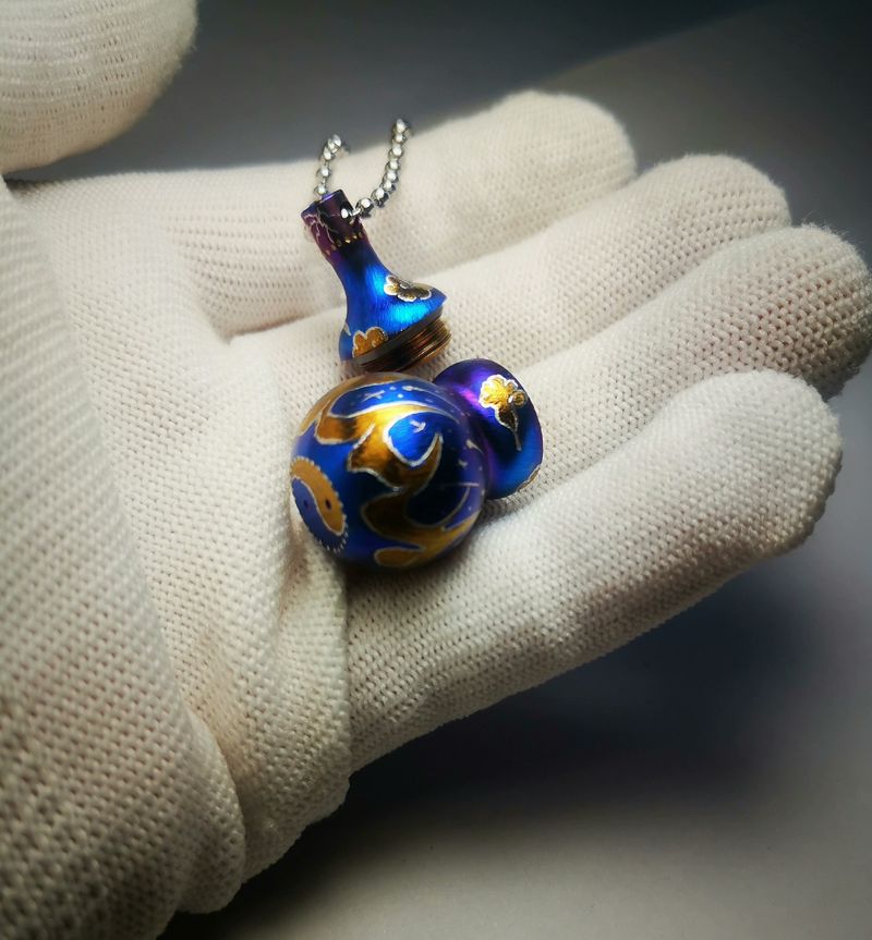 The sealed compartment of the portable medicine box in the shape of a calabash