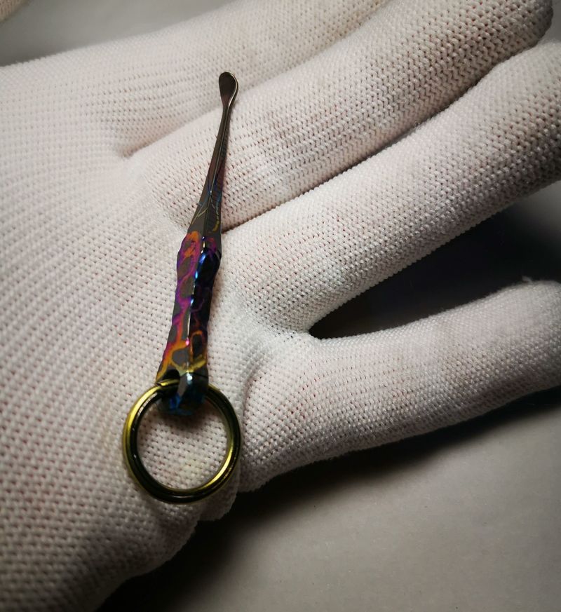 Small - sized buckle earpick made of titanium alloy