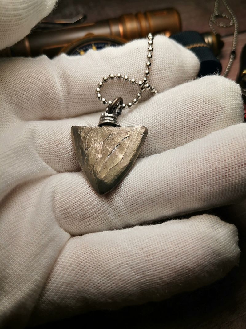 Pure titanium pendant with stone - pattern arrowhead design