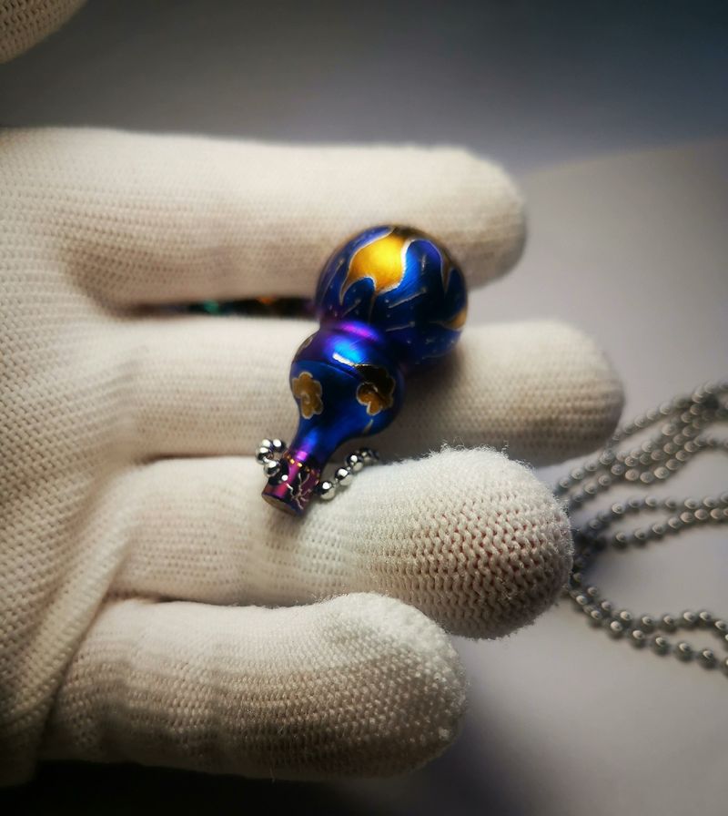 The sealed compartment of the portable medicine box in the shape of a calabash