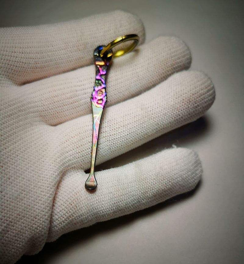 Small - sized buckle earpick made of titanium alloy